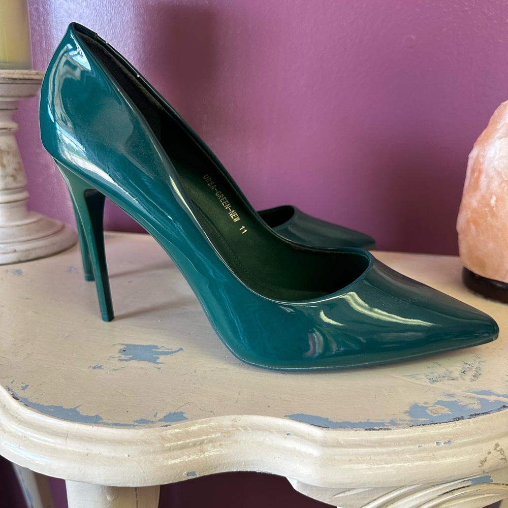 Vera Wang Green Patent Leather Heels